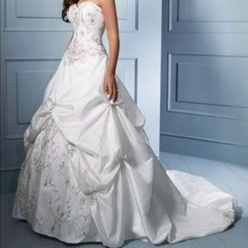 Alfred Angelo 758 Ivory lace up back